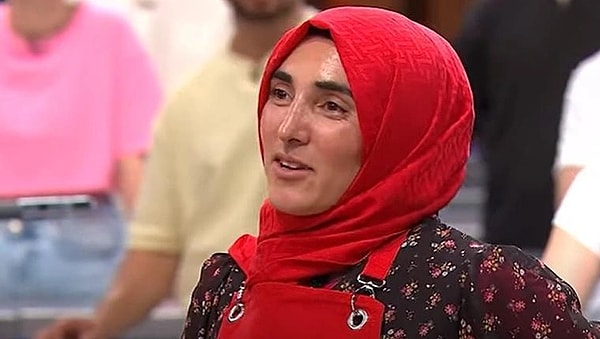 MasterChef Türkiye'nin favori yarışmacılarından Ayşe, dokunulmazlık oyununda şeflere sunduğu kuzu pirzolayla infial yarattı. Ayşe'nin kuzuyu resmen çiğ vermesine tepkiler gecikmedi.