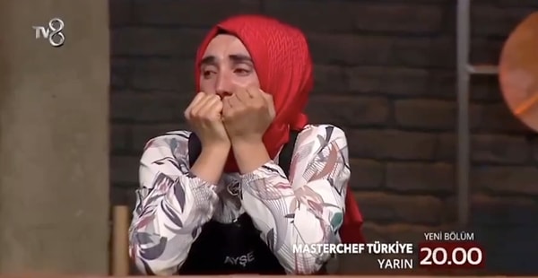 Ayşe'ye "Zaten hiçbir şey yapmıyorsun bari gözlem yapsaydın" diyen Deniz haddini epey aşarken, Ayşe bu noktada konuşmayıp gözyaşlarını tutamadı.