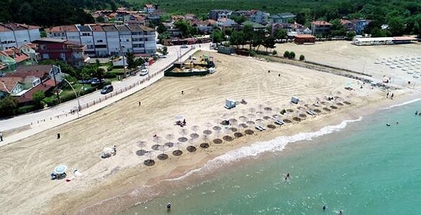 Açıklamada, “Hava-deniz şartları sebebiyle 10 Ağustos Cumartesi günü Kandıra ilçemizde bulunan Kerpe ve Kovanağzı dışındaki tüm plajlarda denize girmek tehlikeli ve yasaktır. Vatandaşlarımızın cankurtaran hizmeti verilen bölgelerde mantar dubalar içerisinde denize girmeleri önemle rica olunur” denildi.