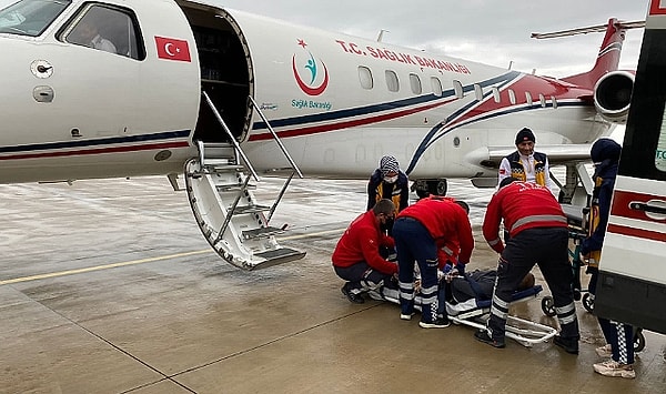 İzmir'den Bali'ye tatile giden 5 genç arkadaştan biri, trafik kazası geçirdi. Kazada ağır yaralanan genç, Türkiye'ye dönmek istedi. Yakınları, Sağlık Bakanlığı'na başvurarak ambulans uçak talebinde bulundu. Ancak, bakanlık bu talebi "pahalı" olduğu gerekçesiyle geri çevirdiği iddia edildi.