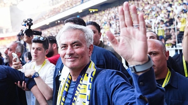 Jose Mourinho, sezonun ilk maçı öncesi Fenerbahçeli taraftarlara seslendi. Mourinho yaptığı çağrıda Fenerbahçe'nin tarihine ve kulüp kültürüne de değindi: