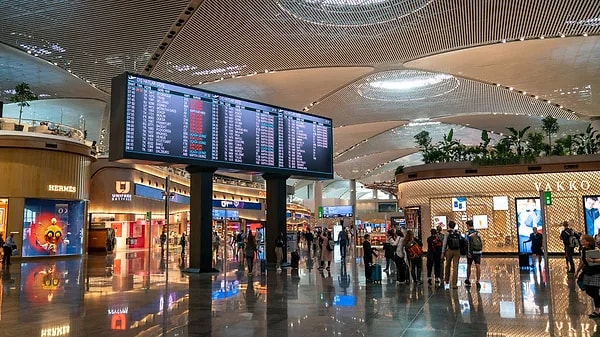 Ferah bir ortam, ziyaretçilere rahatlık hissi veriyor. Ayrıca, geniş camlardan gelen doğal ışık, mekanın daha aydınlık ve canlı olmasını sağlıyor.