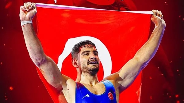 Paris 2024 Olimpiyatları'nda bronz madalya elde ederek güreş kariyerine veda eden Taha Akgül, sosyal medya hesaplarından duygusal bir mesaj paylaştı.  Serbest stil ağır sıklet kategorisinde bir olimpiyat şampiyonluğu, iki olimpiyat üçüncülüğü, üç dünya şampiyonluğu ve on bir Avrupa şampiyonluğu ile başarılar elde eden Taha, kariyerinde eksik turnuva kalmadığı için minnettarlığını ifade etti.