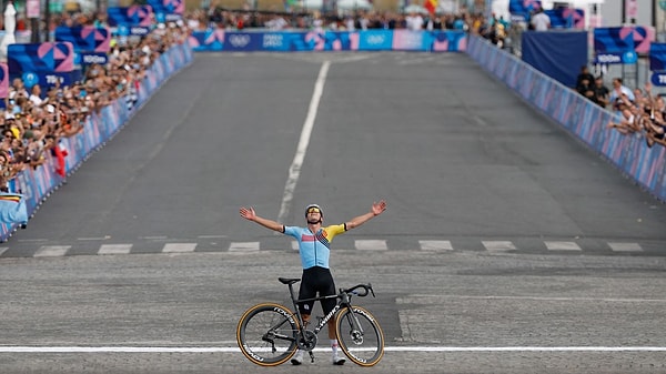 Remco Evenepoel, birkaç dakika önce bisikleti arızalandı. En önde götürdüğü yarışta kaybettiği avantaja rağmen ipi göğüsledi ve duble rekorla tarihe geçti, Eyfel'in önünde pozunu verdi.