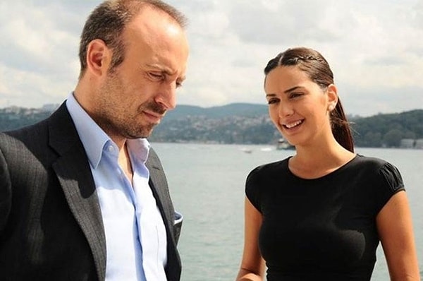 Binbir Gece dizisinde tanışan Bergüzar Korel ve Halit Ergenç ikilisi 2009 yılının Ağustos ayında nikah masasına oturduktan sonra magazinin en çok konuşulan çiftlerinden biri olmuştu.