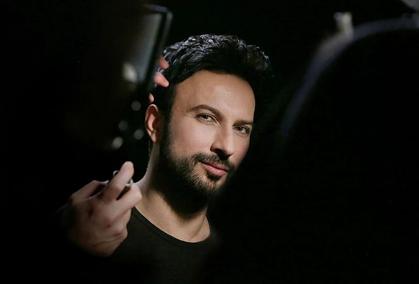 Megastar Tarkan'ı tanımayan yoktur diye düşünüyoruz. Karizması ve etkileyici sesiyle  ''Kıl oldum abi'' diyerek hayatımıza girmişti kendisi.