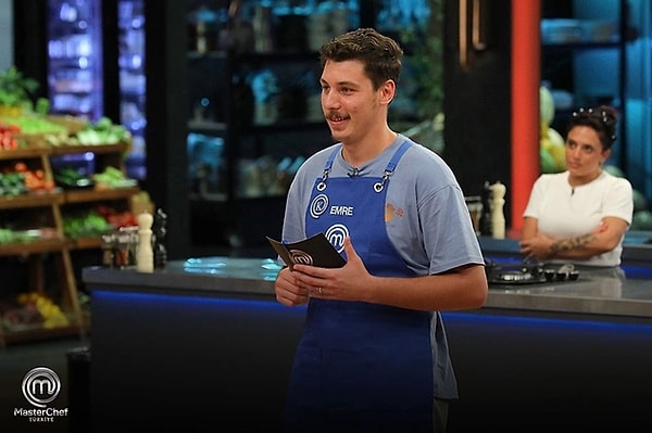 Dört gözle beklediğimiz MasterChef'te sezonun ilk Mavi takım kaptanı Emre olurken, kendisine rakip olması için Ayşe'yi seçmişti.