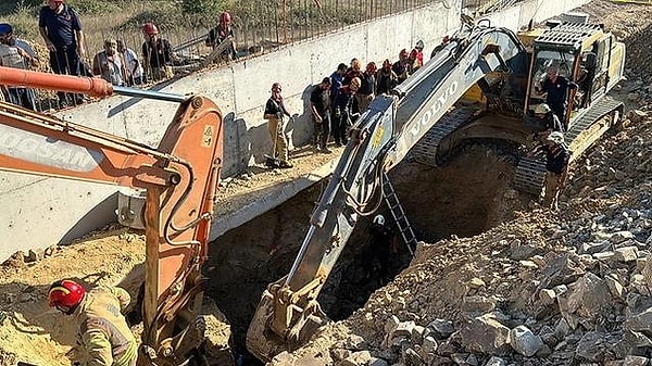 3. İstanbul Tuzla'da saat 17.00 sularında Tepeören Mahallesi, Akbaşak Sokak'taki inşaat alanında meydan gelen göçük 2 işçiye mezar oldu!