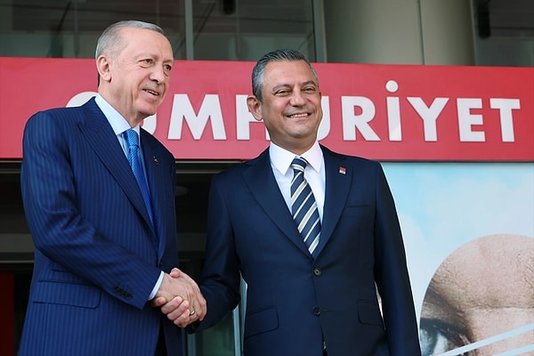 Cumhurbaşkanı Recep Tayyip Erdoğan, yerel seçimlerden sonra CHP Genel Merkezi’ni ziyaret ederek Genel Başkan Özgür Özel ile bir görüşme gerçekleştirmişti.