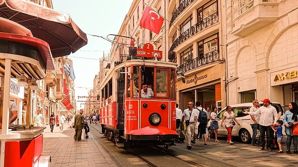 "Hollanda'da birçok Türk arkadaşım var ve artık neden Türkiye'de yaşamak istemediklerini anlıyorum. Bu dolandırıcı nüfus Türk halkının küçük bir bölümünü temsil ediyor ama bu dolandırıcılıklara izin verilmemeli. Polisler etrafta hiçbir şey yapmadan duruyor. 'Aptal' zannedilen yabancıların fazla ücret ödemelerine izin veriliyor."