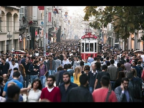 2002 Dünya Kupası esnasında Taksim'de amatör bir kamerayla çekilen görüntüler üzerine tartışmalar devam ediyor. Kimi kullanıcılar "eski güzel günler" nostaljisiyle görüntüleri paylaşırken, bazı kullanıcılar da bu nostaljiye tepki göstererek hem kişisel deneyimlerini hem de gözlemlerini anlattılar.