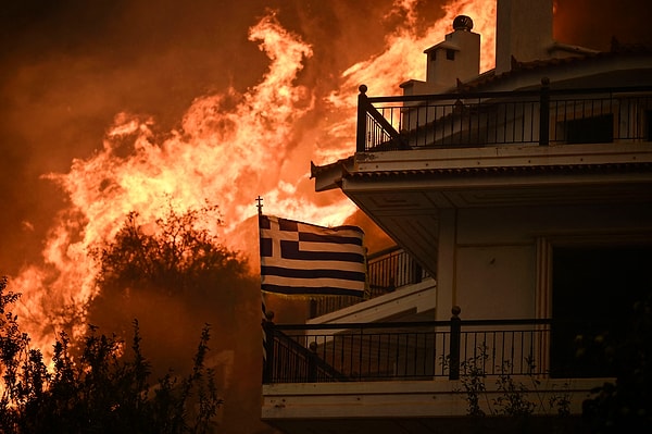 Yunanistan İtfaiye Teşkilatı Sözcüsü Vasilyos Vathrakoyannis de ekiplerin zor şartlar altında çalıştığını ifade ederek, vatandaşların tahliye kararlarına uymalarını istedi.