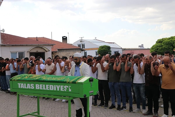 Kayseri'de 15 yaşındaki sevgilisinin babası tarafından tabancayla vurulan 16 yaşındaki genç, tedavi gördüğü hastanede hayatını kaybetti.