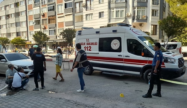 Manisa'nın Soma ilçesinde iş yeri önünde silahlı saldırıya uğrayan kişi hayatını kaybetti.