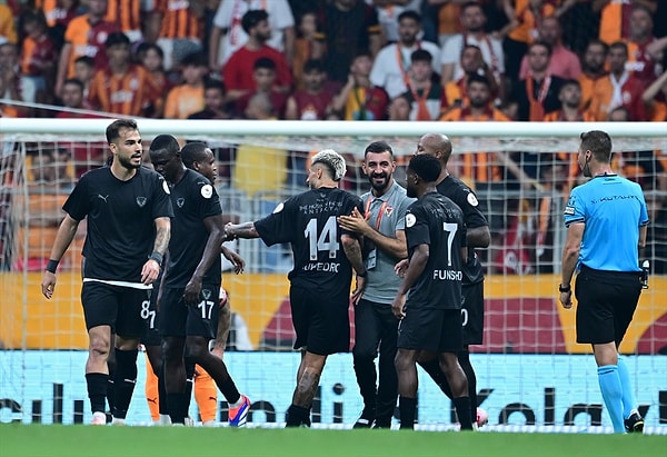 Hatayspor sezonu Galatasaray deplasmanında açtı. Ligde depremin ardından zor günler geçiren, destek bulmakta zorlanan Hatayspor'un forma sponsorunun da olmaması dikkat çekti.