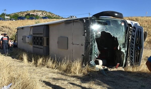 Edinilen bilgiye göre, kaza, saat 05.30 sıralarında ilçeye bağlı Doğanlar Mahallesi yakınlarında meydana geldi. Bodrum-Van seferini yapan Vangölü Turizm'e ait, Şahin Coşkun yönetimindeki yolcu otobüsü, bilinmeyen nedenle kontrolden çıkarak şarampole uçtu.