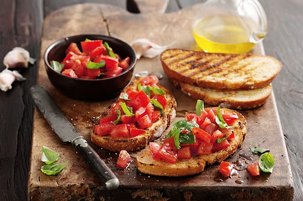 1. Fesleğenli Domates Bruschetta ve Sebzeler