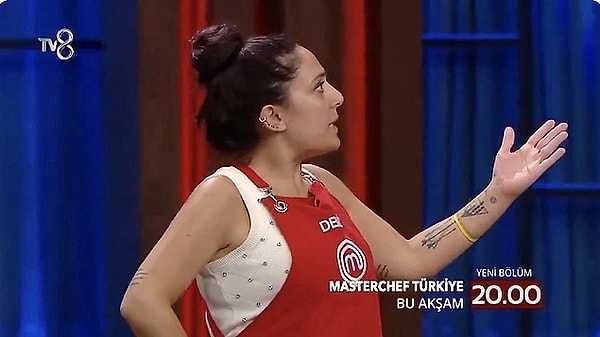 3. MasterChef'te yarışmaya katıldığı ilk andan bu yana sivri dili ve agresif tavırlarıyla dikkat çeken Deniz, bir kez daha izleyenleri çileden çıkarmayı başardı. Ayşe'ye sarfettiği sözlerin ardından tepki çeken Deniz'in Zeynep'le küfürlü konuşması dikkatlerden kaçmadı.