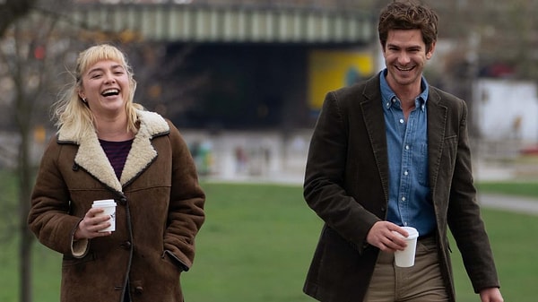 Başrollerinde Florence Pugh ve Andrew Garfield'ın oynadığı 'We Live in Time' ilk prömiyerini 7 Eylül'de Toronto Uluslararası Film Festivali'nde gerçekleştirdi. 2025 yılının ilk ayında vizyona girecek film daha şimdiden Oscar tahmin listelerinde yer alıyor.