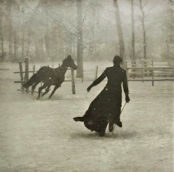 1899 yılında fotoğrafçı Félix Thiollier tarafından çekilen bu karede siyah paltolu bir kadın karlı bir günde atı ile birlikte görülüyor.