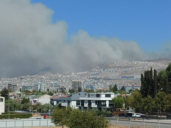 İzmir’de dün akşam saatlerinde Karşıyaka ilçesindeki Yamanlar Dağı’nda orman yangını çıktı.