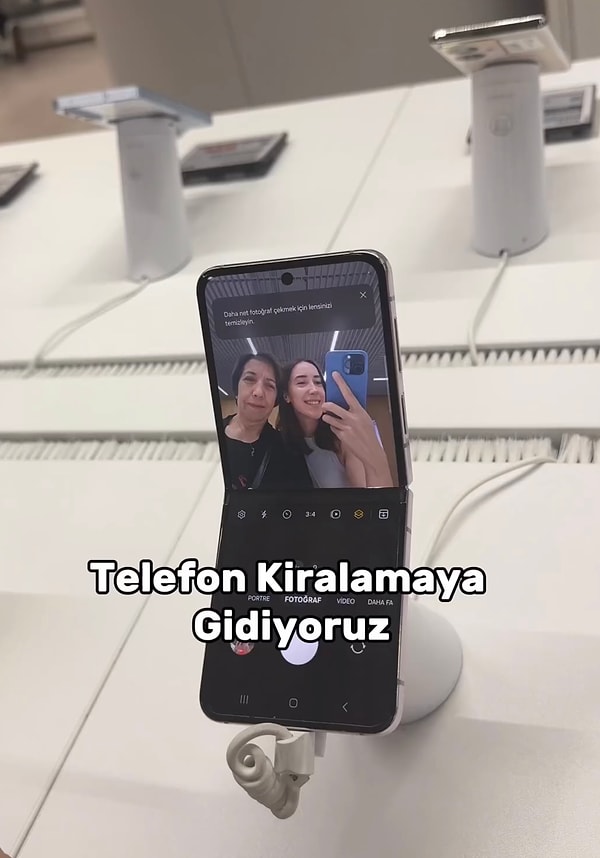 @haticeeakca_ adlı içerik üreticisi annesine telefon kiralamak için mağazaya gittiği anları kayda aldı.