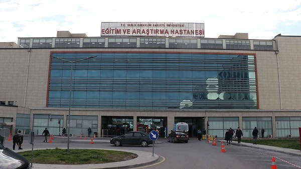 “Hasta, Enfeksiyon Hastalıkları ve Klinik Mikrobiyoloji Uzmanları tarafından değerlendirilmiş olup, iddialarda belirtilerin M çiçeği (mpox) olarak bilinen hastalıkla uyumlu olmadığı anlaşılmıştır.”