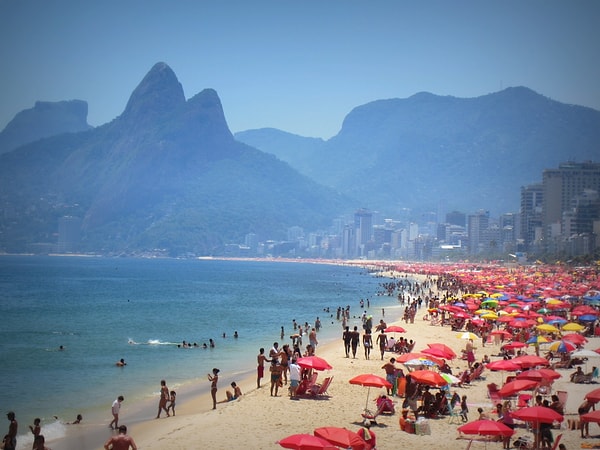 Herkesin hayranlıkla baktığı Rio de Janeiro’nun ünlü plajlarında serin suyun keyfini artık gece saatlerinde de çıkarmak mümkün.