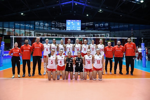 Bulgaristan ve İrlanda'nın ev sahipliğinde düzenlenen U20 Avrupa Voleybol Şampiyonası'nda A grubunda mücadele eden 'Genç Sultanlar' 7'de 7 yaparak namağlup bir şekilde yarı finale yükselmişti.