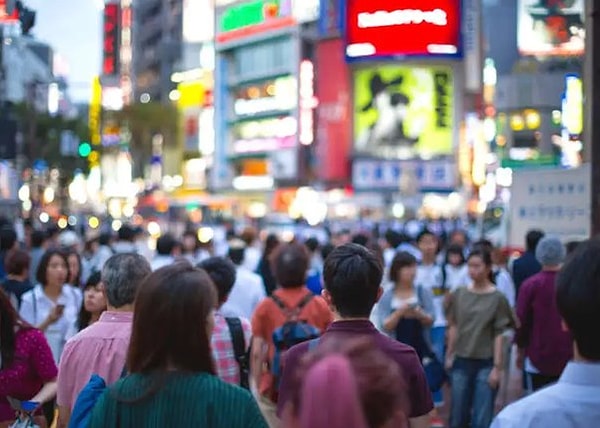 Japonya'da çalışmak ve daha da önemlisi uzun saatler çalışmak adeta bir yaşam biçimine dönüşmüş durumda. Birçok kişi mesaiye kalıyor, birçok kişi işkolik, hatta bu durum o kadar doğal karşılanıyor ki ekstra büyük bir ücret de ödenmiyor çalışanlara.