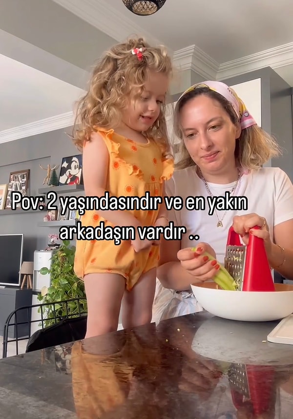 Annesi dünyalar tatlısı kıza en sevdiği arkadaşının kim olduğunu sordu ve Karan yanıtını aldı.