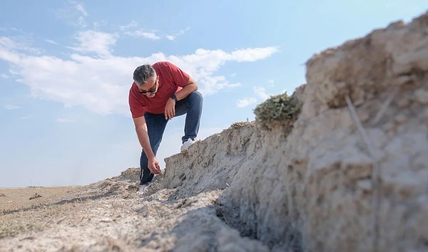 Oluşan yarıklar bölge halkın tedirginliğine neden oldu. Konuya ilişkin konuşan Konya Teknik Üniversitesi Jeoloji Mühendisliği Öğretim Üyesi Doç. Dr. Arif Delikan, ''Konya bölgesinde bu tür yarıklar oldukça fazla görülmeye başlandı. Bunun en büyük sebebi kuraklık. Bu bölgelerdeki yüzey suları tümüyle kayboldu. Bunun dışında obrukların içerisindeki sular da kayboluyor.Maalesef bu kuraklık devam ettiği sürece yüzey deformasyonları Konya Hotamış, Konya merkezde, Zazadın Hanı, Aşağıpınarbaşı, Tuzlukçu bölgesi, Çumra bölgesinde 4-5 metre derinliğe ulaşan yarıklar oluşuyor, oluşmaya devam edecek'' dedi.