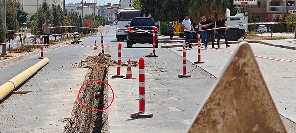 İhbarla bölgeye polis, sağlık ve itfaiye ekipleri sevk edildi. Kazılan alanın çevresi güvenlik şeridi ile kapatılarak boşaltılırken, bomba imha ekiplerine haber verildi.