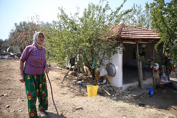 Yaşadıklarını gözyaşları içinde anlatan Karaağaç, yangının mahalleye doğru yaklaştığını görünce tedbir almak istediğini söyledi.