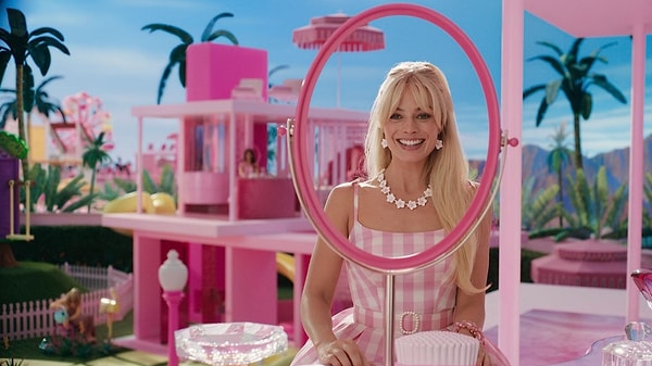 'Barbie' filmiyle 2023 yılında sinema dünyasında büyük ses getiren Margot Robbie, arayı çok uzatmadan bambaşka bir filmle ekranlara gelmeye hazırlanıyor.