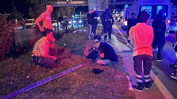 Kaza, gece saatlerinde Kütahya- Eskişehir karayolu Çiniciler Çarşısı önünde meydana geldi.