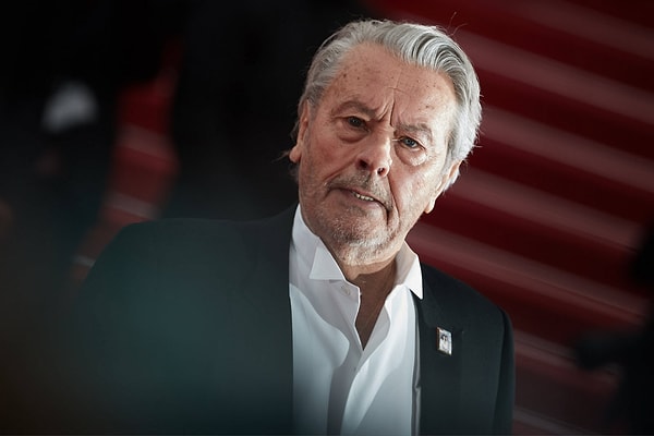 Yakışıklılığıyla dünya çapında bir jön olan, rol aldığı her yapımla gönüllere taht kuran Fransız sinema oyuncusu Alain Delon'dan acı haber geldi.