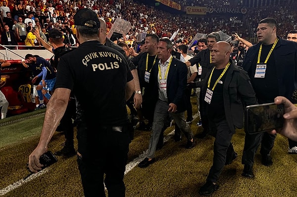 Fenerbahçe Başkanı Ali Koç, tribüne giremeyen sarı-lacivertli taraftarlarına destek olmak amacıyla deplasman tribününe gittikten sonra saldırıya uğramıştı.