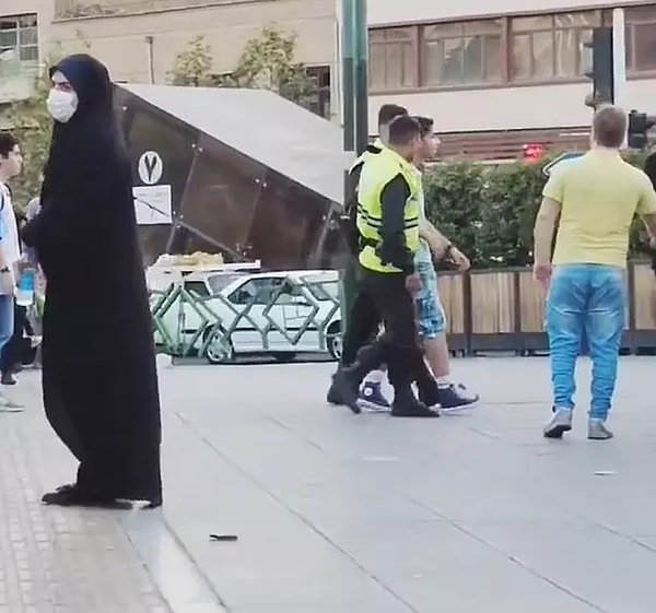 İran'da yakında yasalaşması beklenen yeni ahlak yasasına göre artık sadece kadınların giyimine değil erkeklerin de kamusal alanda nasıl giyinecekleri düzenlenecek.