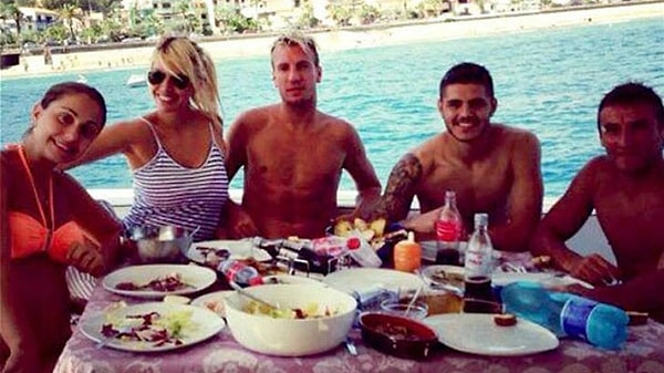 Konuya daha vakıf olmanız adına şöyle kısa bir özet geçelim; Icardi, Wanda Nara'yla üç oğlunun babası, aynı zamanda da takım arkadaşı Maxi Lopez'le evliyken aşk yaşamaya başlamıştı.