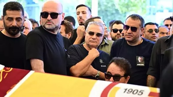 İbrahim abi 45 yıllık arkadaşıyla vedalaşmaya gelmiş, zor duruma düştü. Tabutun etrafını garip kıyafetli Tiktokçu çocuklar sarmış, garip hareketler yapıyorlar… Bir canlı yayın yapma modası başlamış. Akıl alır gibi değil. Dua etmemize izin vermediler, insan biraz saygı duyar.”