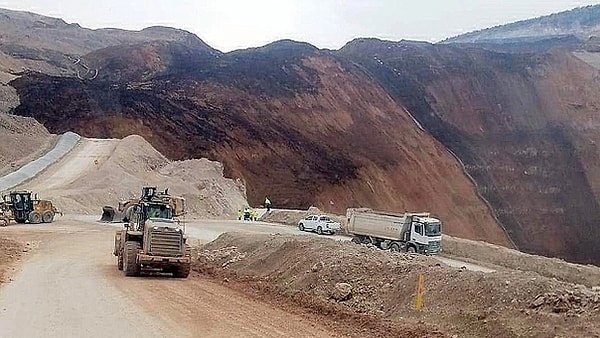 İliç'teki maden faciasının ardından daha önce 27 işçiyi işten çıkarmak isteyen ardından tepkiler sonrası geri adım atan firma bu kez daha büyük bir işçi kıyımı ile döndü.