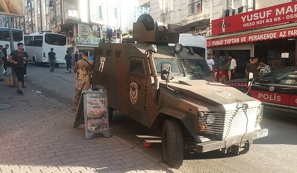 Polis ekiplerinin yanı sıra olay yerine çok sayıda  çevik kuvvet ve özel harekat polisi sevk edildi. İki kız çocuğunu taciz ettiği iddia edilen iş yeri sahibi Y.E. ise gözaltına alınarak polis merkezine götürüldü.