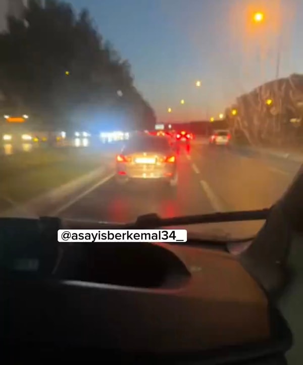 Ambulansın önündeki araç motor sürücüsü gelip sıkıştırana dek ambulansa yol vermedi.