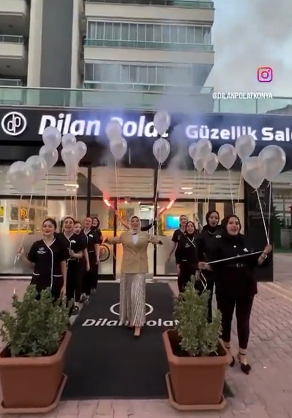 Güzellik salonu çalışanları balonlar, meşaleler ve Dilan Polat’ın ‘Enercii’ şarkısıyla kutlama yaptı.