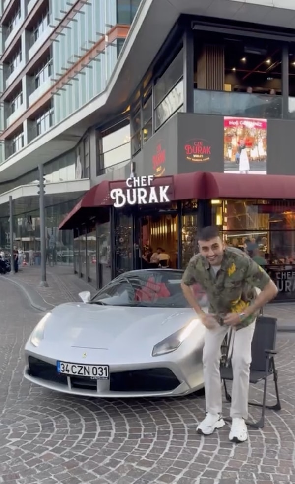 Ünlü fenomen bu kez de sattığı arabalardan sonra çocukluk hayalini gerçekleştirdiğini açıkladığı bir paylaşım yaparak yeni Ferrari'sini takipçileri ile paylaştı!