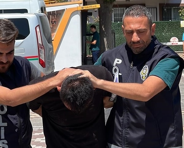 Olay 15 Ağustos'ta Paşa Mahallesi, Şehit Teğmen Tahir Ün Caddesi'nde meydana geldi. İddiaya göre, Yılmaz Akman, köye gitmeye ikna edemediği 19 yaşındaki Sude Naz Atak'ı sokak ortasında demir sopayla defalarca darbetti. İkilinin 3 yaşındaki oğlunun gözleri önünde gerçekleşen bu olayı, yurttaşlar uzun süre tepkisiz kalarak film gibi izledi.