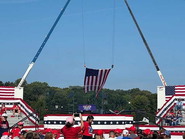 Trump, suikast sonrasında bugün ilk kez Kuzey Carolina’da açık hava mitingi düzenledi.