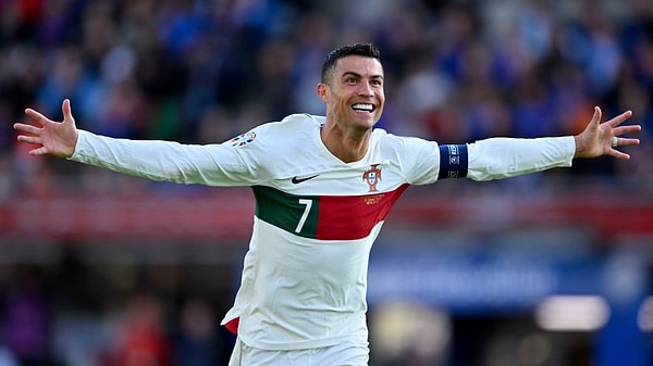 Futbol dünyasının yıldız ismi Cristiano Ronaldo, dün sosyal medya platformu Twitter (X)'te yaptığı paylaşımla YouTube kanalı açtığını duyurdu. Saatler içerisinde milyonlarca takipçiye ulaşan Ronaldo, 1 gün içinde 14 milyon takipçi sayısına ulaşarak YouTube'da büyük bir kitle topladı.