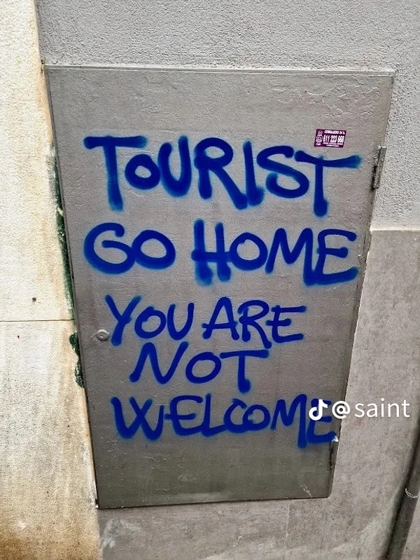 "Turist evine dön, hoşgelmedin."